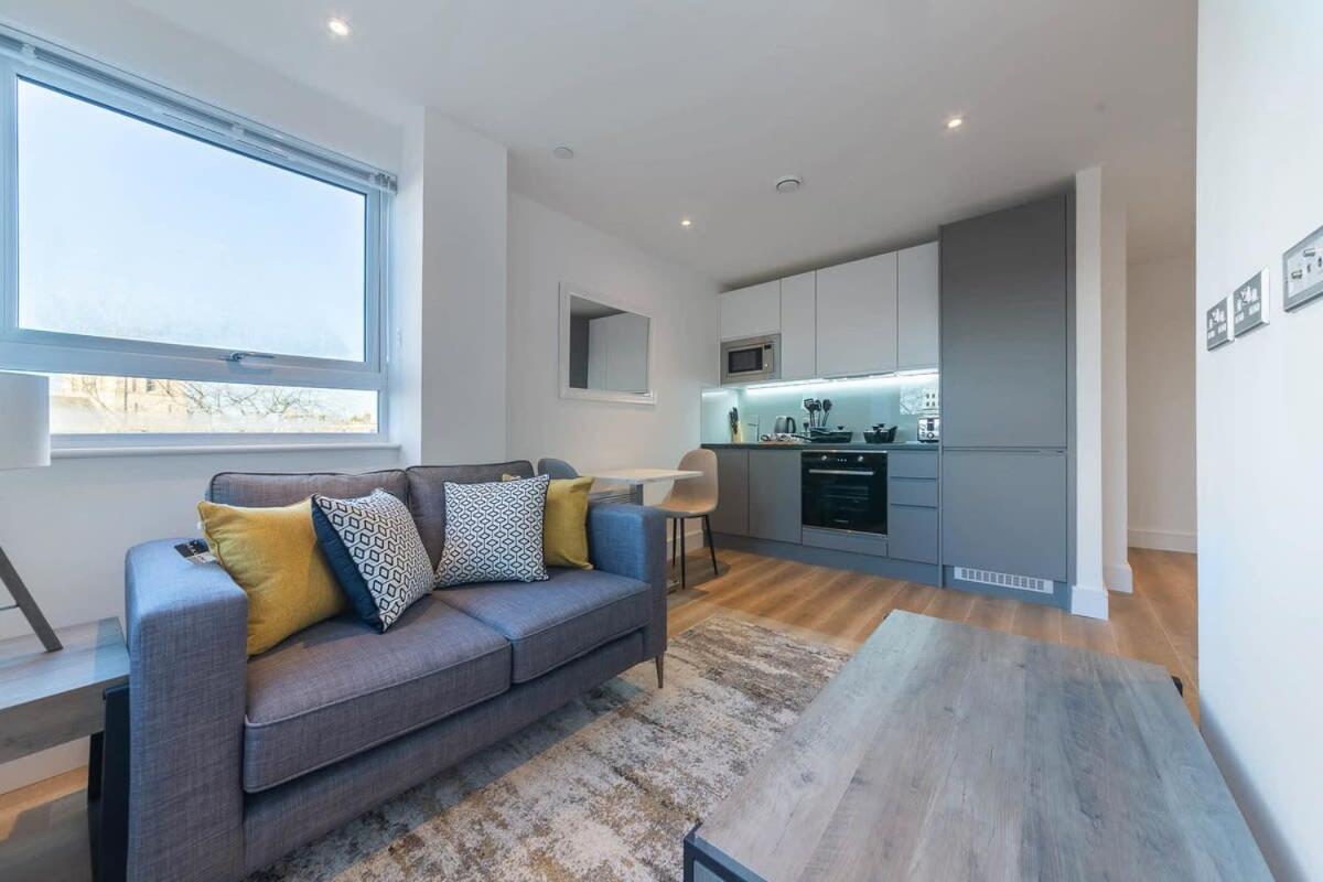 Modern Studio Apartment In East Grinstead Exterior photo