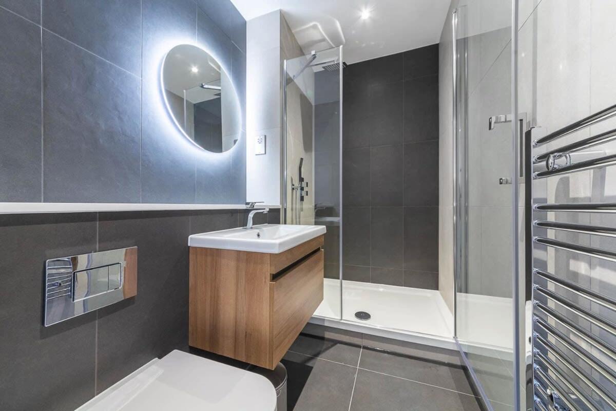 Modern Studio Apartment In East Grinstead Exterior photo